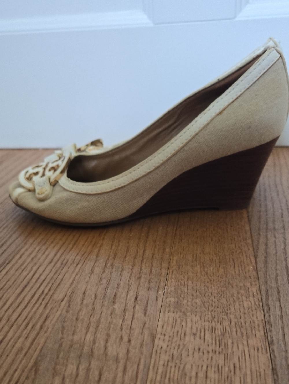 Tory Burch Amands Natural Canvas Peep-Toe Wedges with Gold Logo 7.5 - Picture 4 of 7